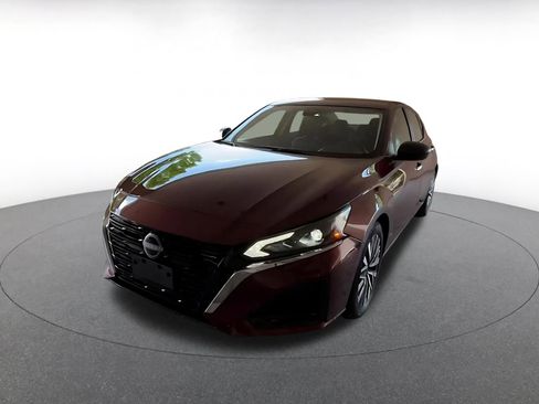 Used 2025 Nissan Altima 2.5 SV FWD image 3