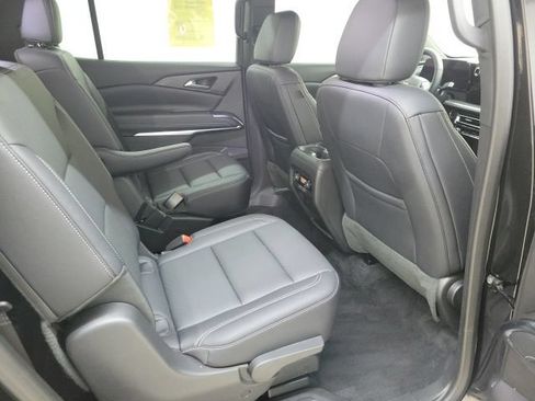 Used 2025 Chevrolet Traverse LT FWD image 11