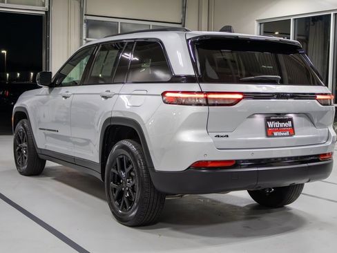 Used 2024 Jeep Grand Cherokee Altitude image 9