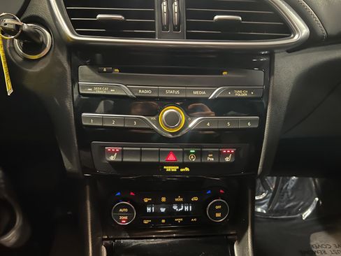 Used 2018 INFINITI QX30 Premium w/ Navigation Package image 19