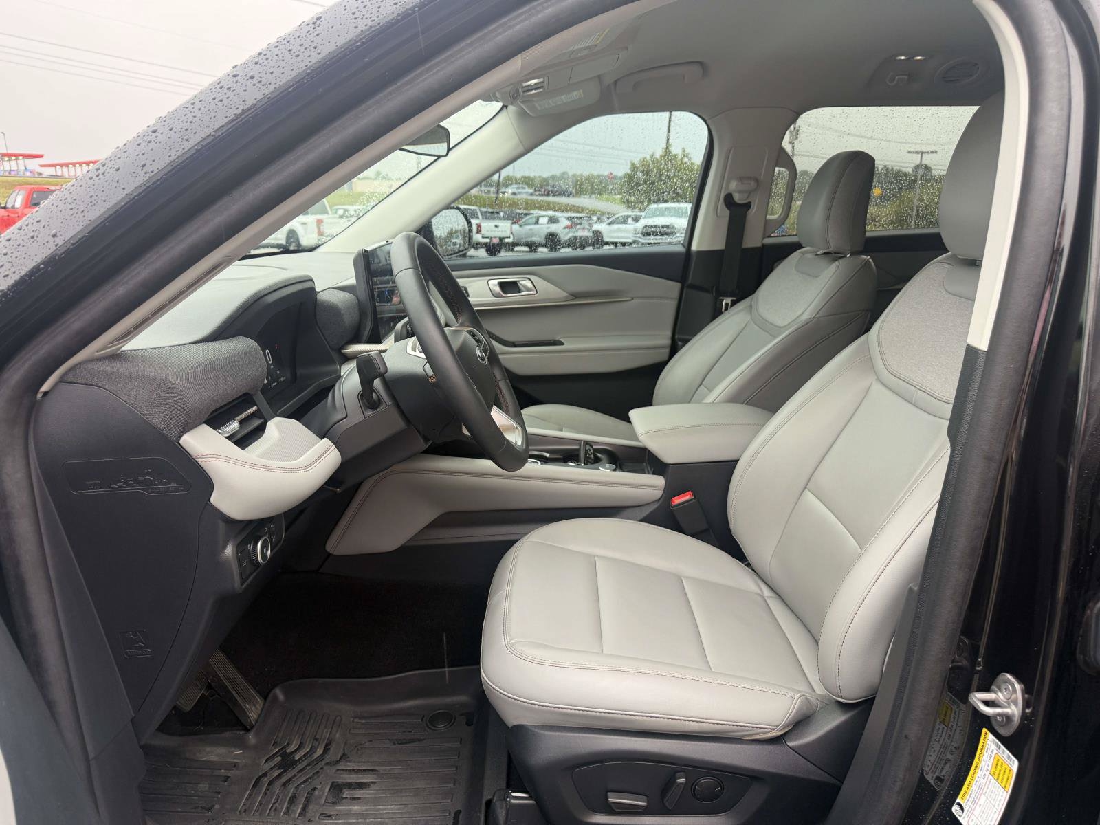 Used 2025 Ford Explorer Active w/ Active Comfort Package RWD image 9