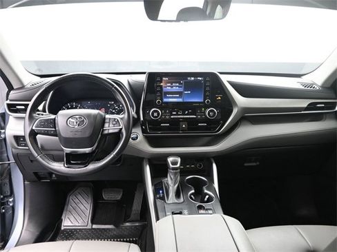 Used 2021 Toyota Highlander XLE image 11