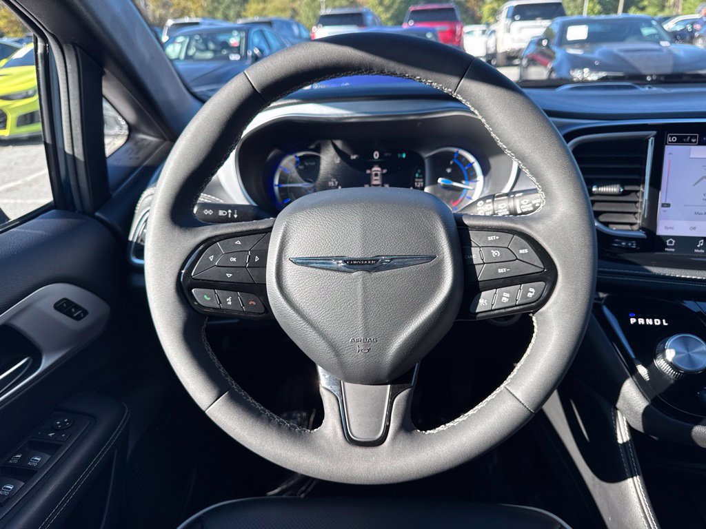 Used 2025 Chrysler Pacifica Premium FWD image 17