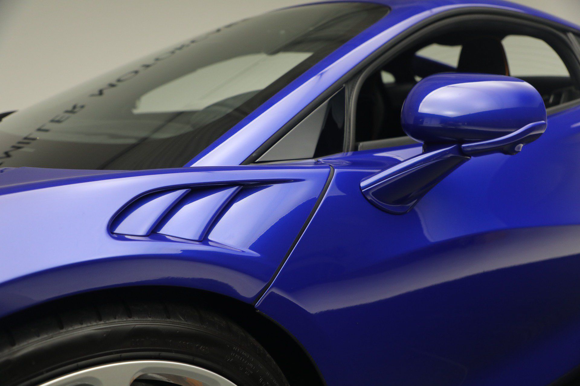 Used 2024 McLaren Artura RWD image 32