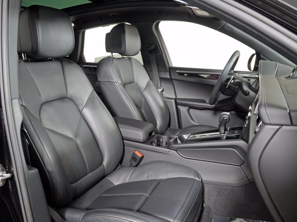 Certified 2025 Porsche Macan w/ Premium Package Plus AWD/4WD image 44