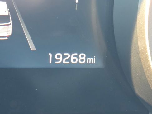 Used 2024 Kia Carnival EX image 7