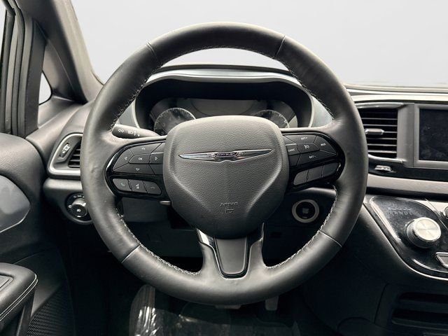 Used 2020 Chrysler Pacifica Touring w/ S Appearance Package FWD image 12