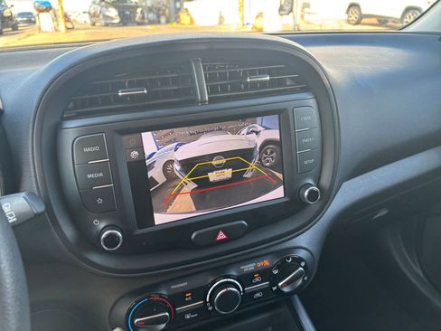 Used 2025 Kia Soul LX w/ LX Technology Package image 22