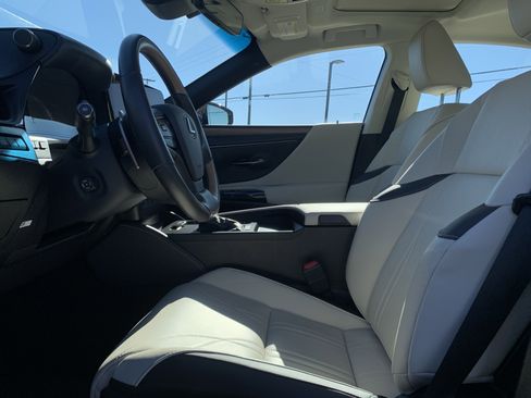 Certified 2025 Lexus ES 300h w/ Luxury Package image 16