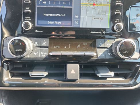 Used 2022 Toyota Highlander XLE image 17