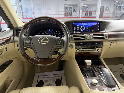 Used 2016 Lexus LS 460 w/ Comfort Package image 16