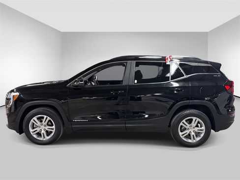Used 2022 GMC Terrain SLE w/ Driver Convenience Package image 2