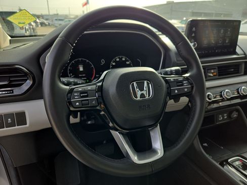 Certified 2025 Honda Pilot Touring image 17