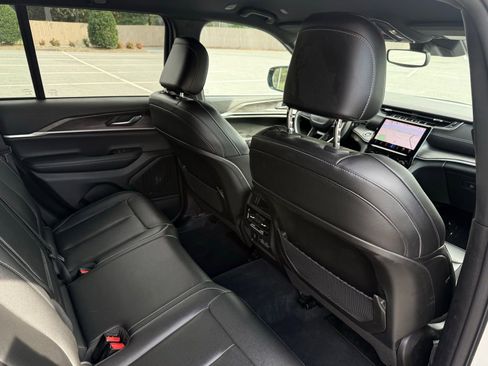 Used 2024 Jeep Grand Cherokee Limited image 18