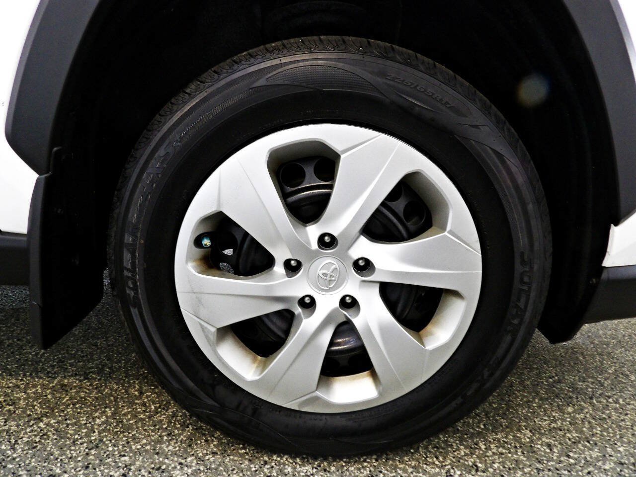 Used 2021 Toyota RAV4 LE FWD image 21
