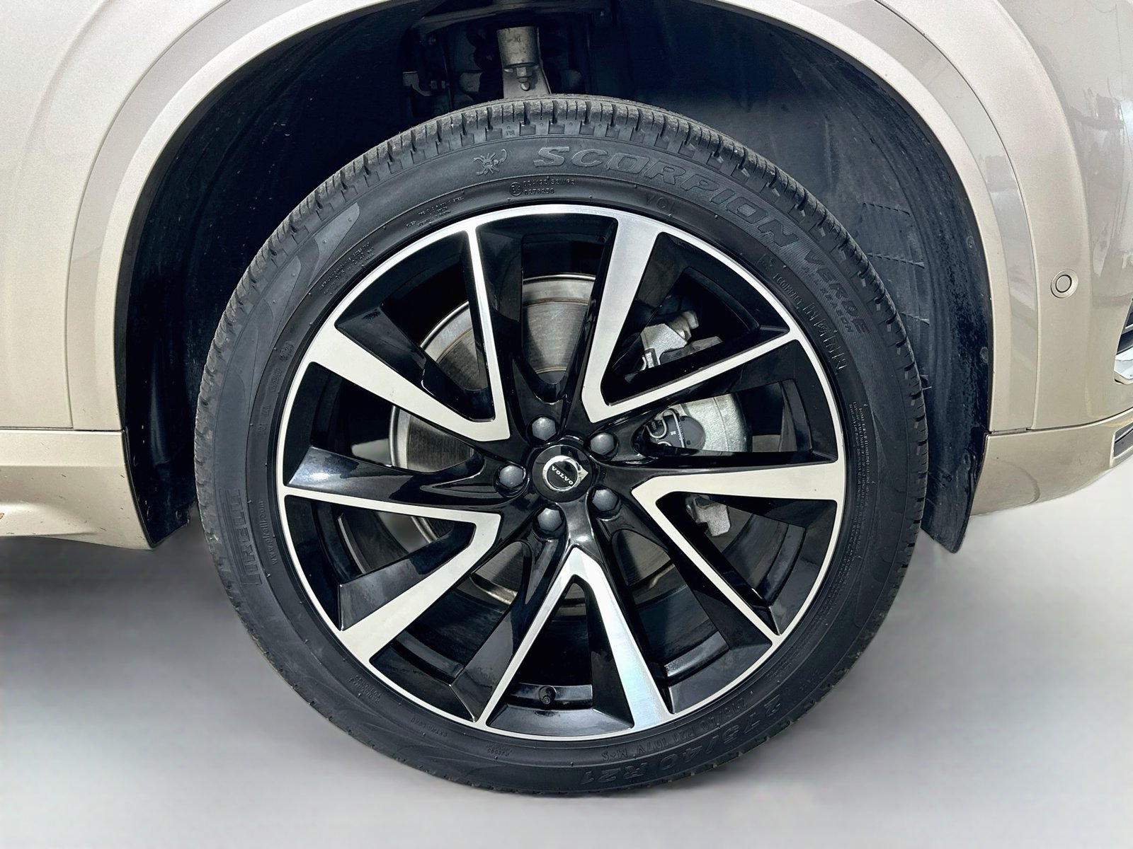 Used 2025 Volvo XC90 B6 Plus w/ Protection Package Premier AWD/4WD image 10