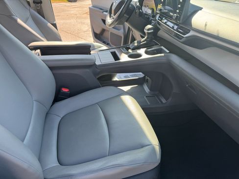 Used 2022 Toyota Sienna XLE FWD image 10