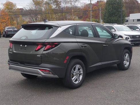 Certified 2025 Hyundai Tucson SE image 3