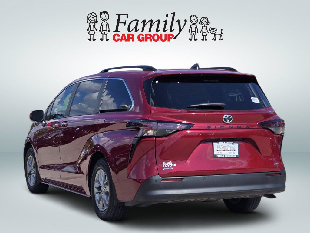 Used 2026 Toyota Sienna XLE FWD image 3