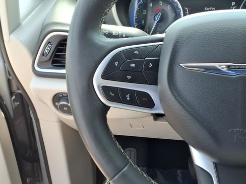 Used 2024 Chrysler Pacifica Touring-L FWD image 18