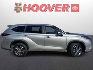 Used 2023 Toyota Highlander XLE FWD video 2