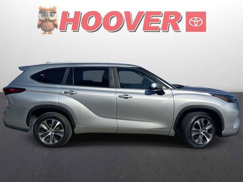 Used 2023 Toyota Highlander XLE FWD image 2