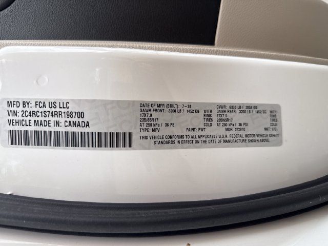 Used 2024 Chrysler Pacifica Limited FWD image 17