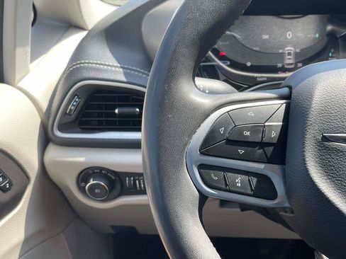 Used 2023 Chrysler Pacifica Touring-L FWD image 21