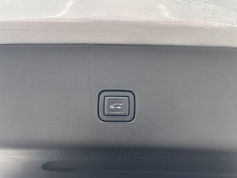 Used 2023 Chevrolet Traverse LT FWD image 22