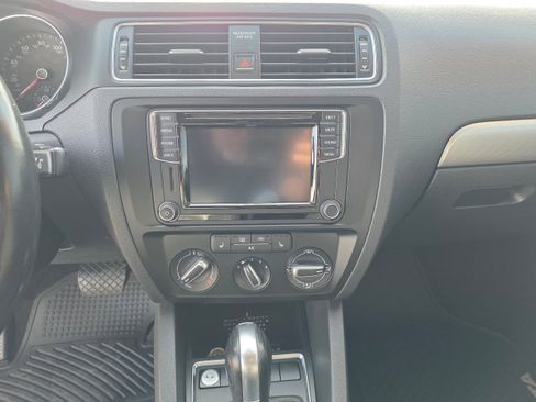 Used 2017 Volkswagen Jetta SE image 19