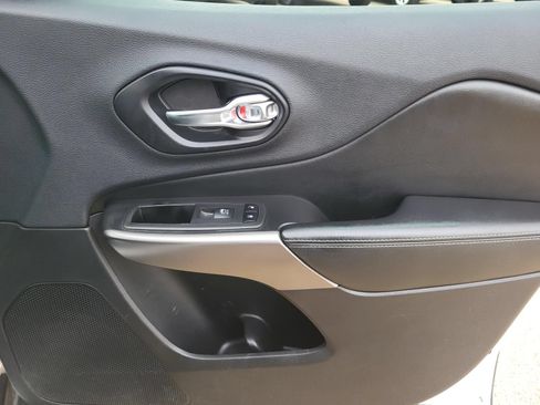 Used 2019 Jeep Cherokee Limited FWD image 7