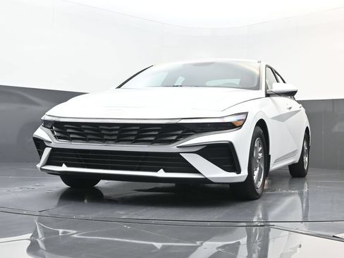 Certified 2026 Hyundai Elantra SE FWD image 27