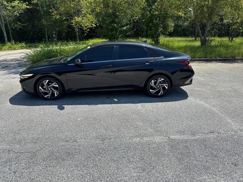 Certified 2025 Hyundai Elantra Limited FWD image 2