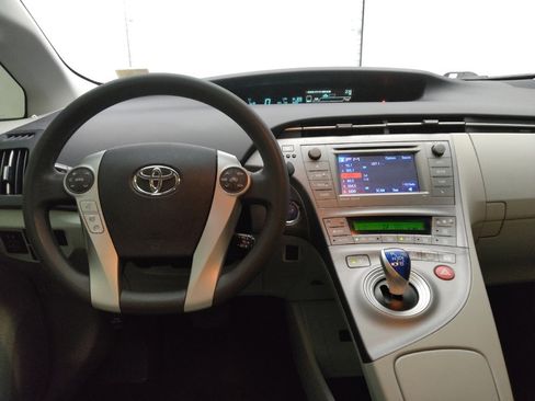Used 2014 Toyota Prius Five image 22