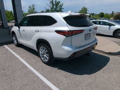 Used 2021 Toyota Highlander Limited AWD/4WD image 9