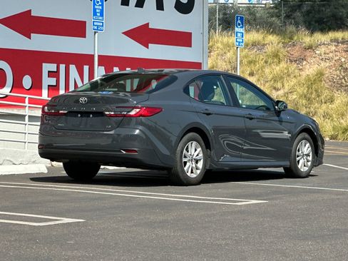 Used 2025 Toyota Camry LE image 5