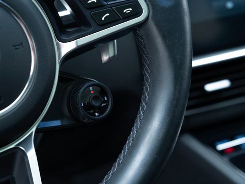 Used 2022 Porsche Cayenne Platinum Edition image 30