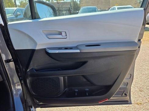 Used 2025 Toyota Sienna LE image 27
