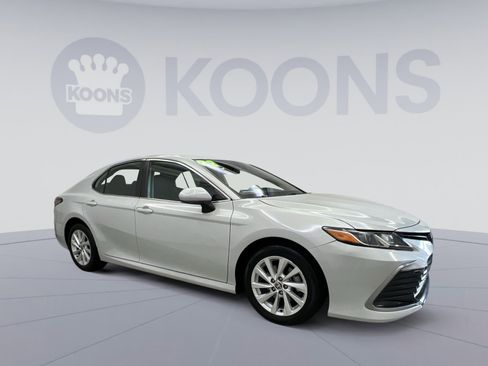 Used 2022 Toyota Camry LE image 7