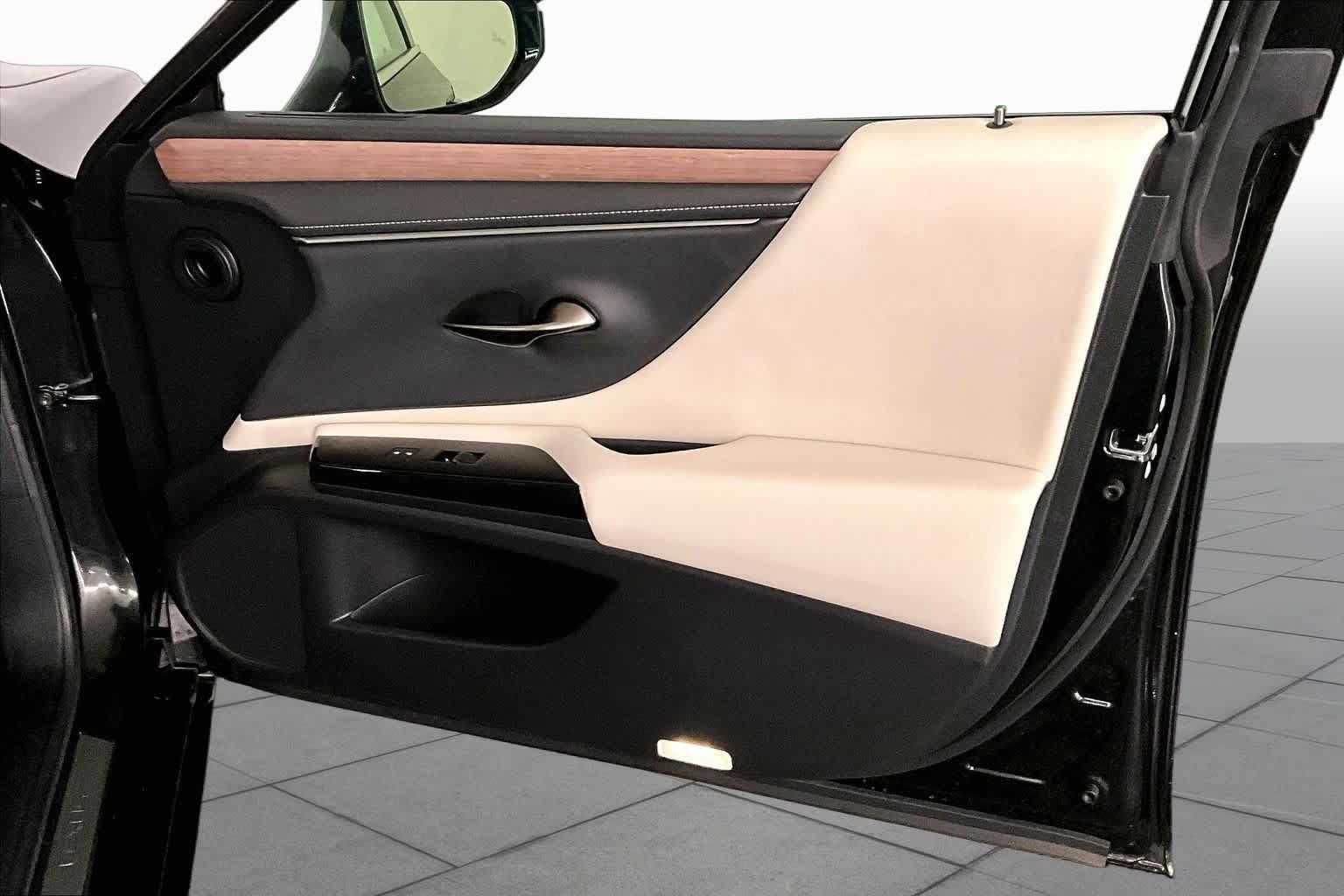 Used 2025 Lexus ES 300h w/ Premium Package FWD image 23