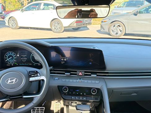 Used 2025 Hyundai Elantra SEL image 17