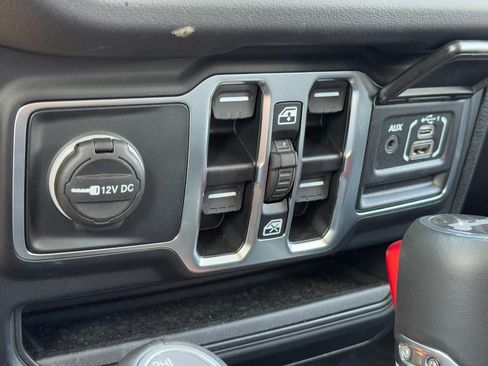 Used 2025 Jeep Wrangler Unlimited Sahara w/ Safety Group AWD/4WD image 22