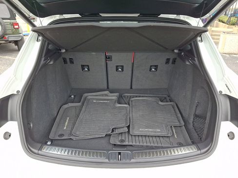 Used 2023 Porsche Macan AWD/4WD image 18