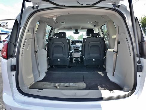 Used 2019 Chrysler Pacifica Touring-L FWD image 16