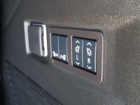 Used 2025 GMC Yukon Denali AWD/4WD image 32