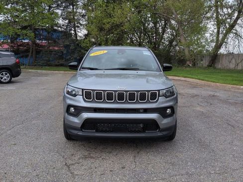 Used 2024 Jeep Compass Latitude w/ Convenience Group AWD/4WD image 8