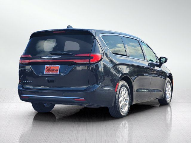 Used 2023 Chrysler Pacifica Touring-L FWD image 4