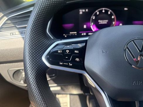 Used 2022 Volkswagen Tiguan SE R-Line image 32