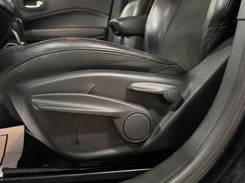 Used 2018 Jeep Compass Latitude FWD image 15