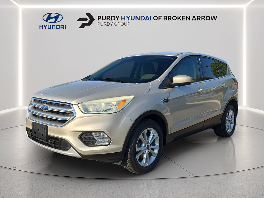 Used 2017 Ford Escape SE FWD image 2